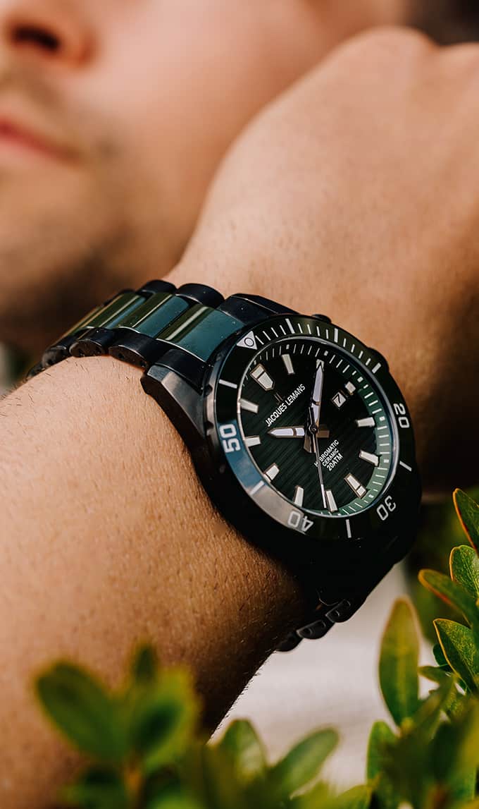 Mann mit Jacques Lemans Herrenuhr